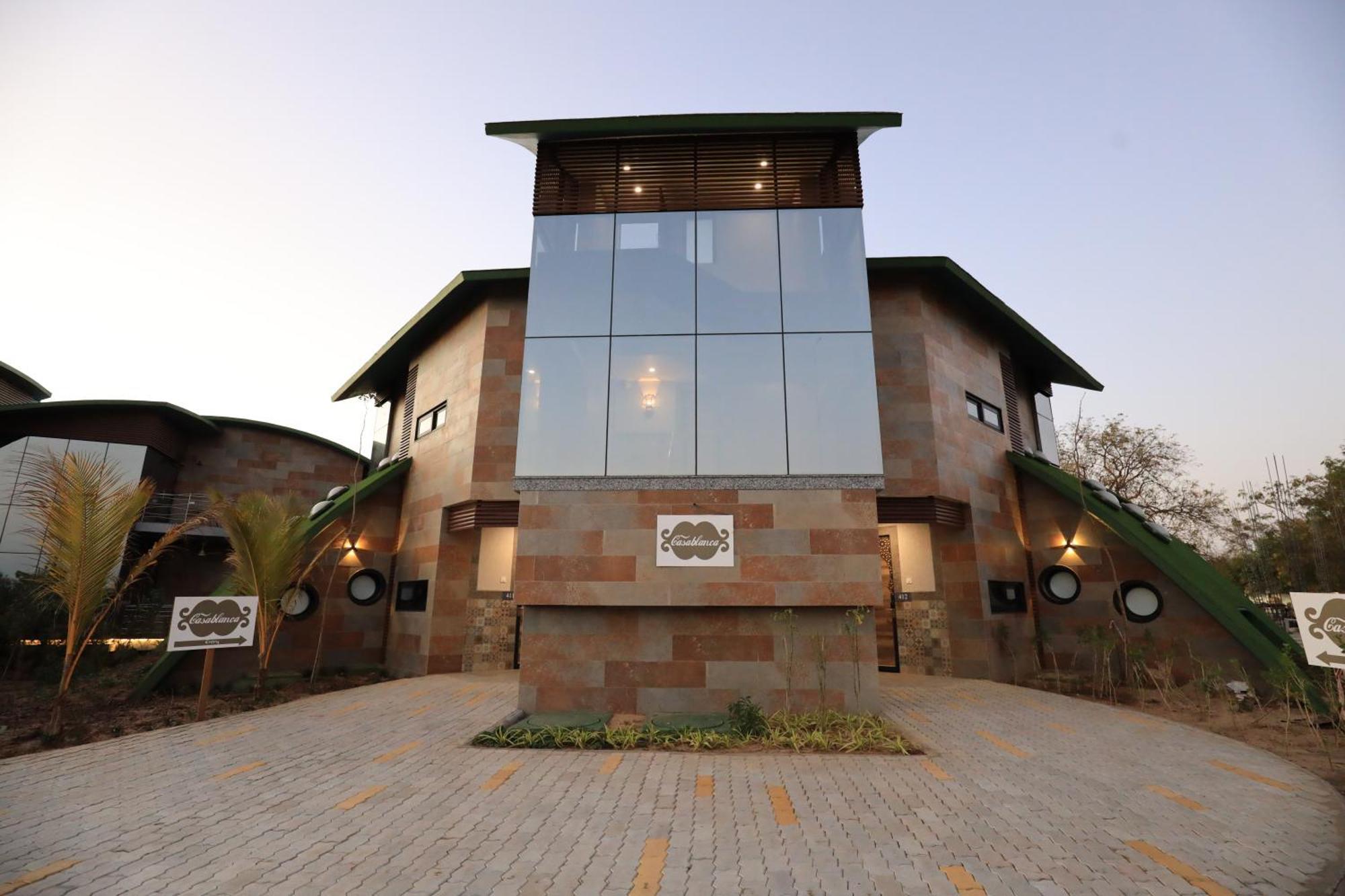 Neonz Resort & Club Ānand Exterior foto