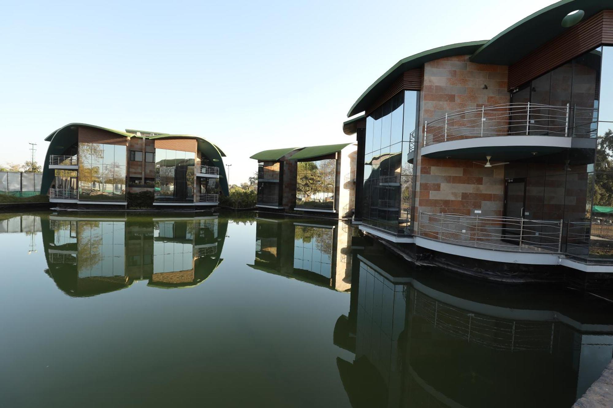 Neonz Resort & Club Ānand Exterior foto