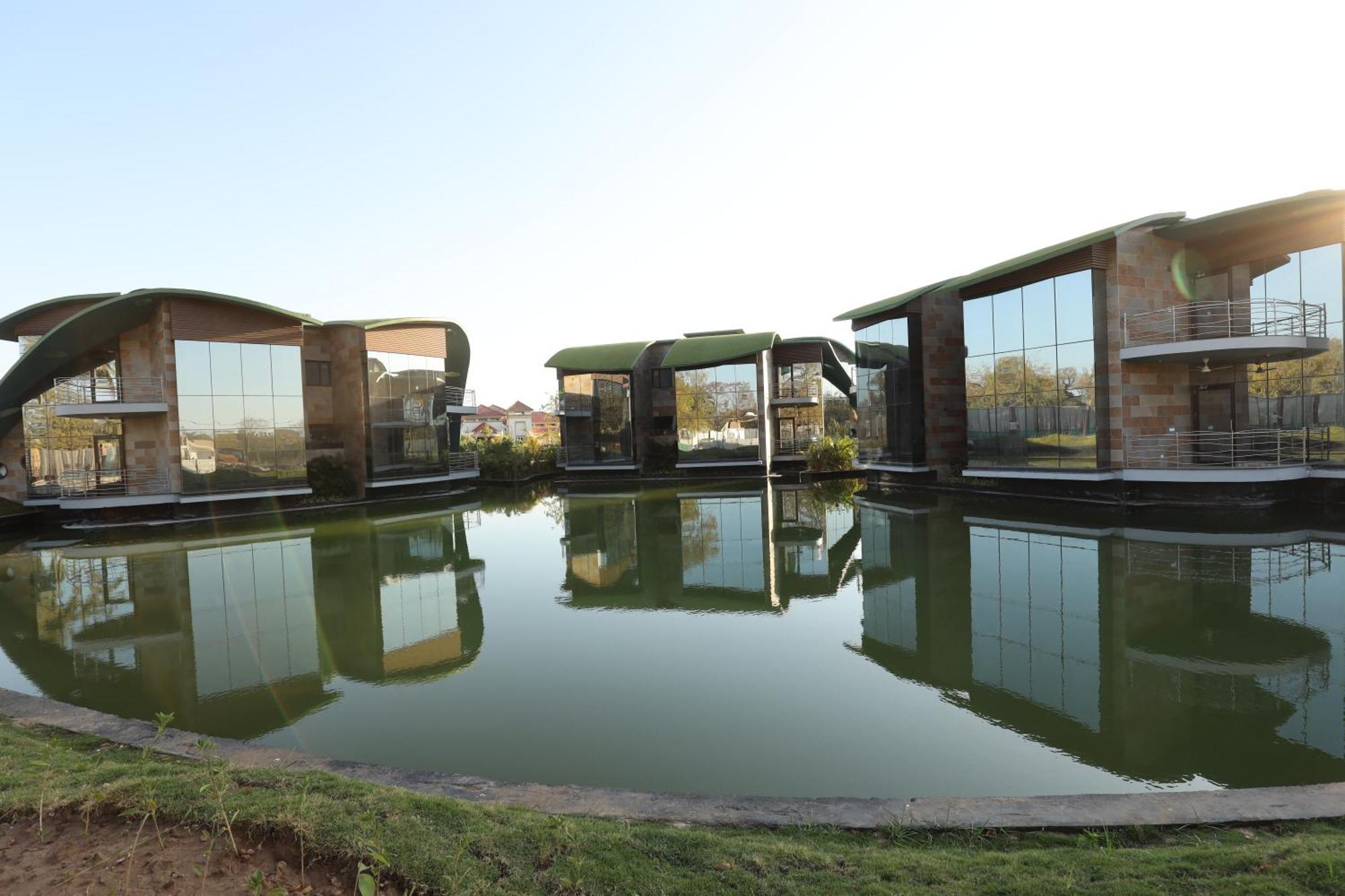 Neonz Resort & Club Ānand Exterior foto